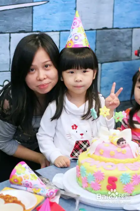 菲比五岁生日快乐爬梯会爆笑视频