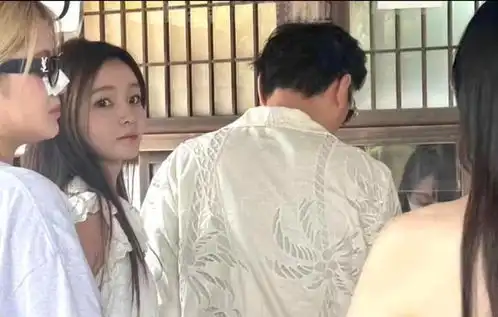 黄一鸣晒单人婚纱照,表情落寞让人心疼,网友为她p上王思聪全家