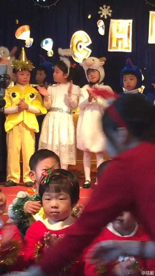 贝儿幼儿园开心过圣诞节扮演小绵羊萌翻
