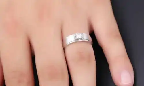 男生戴戒指的含义