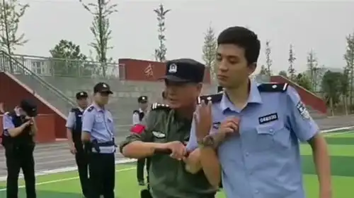 民警两次被教官抽中示范动作,不料民警的忍痛表情,令人爆笑