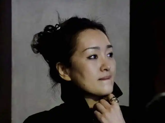 巩俐夫妇陪法国总统访华,看到黄渤逗乐马克龙,鼓掌笑出表情包