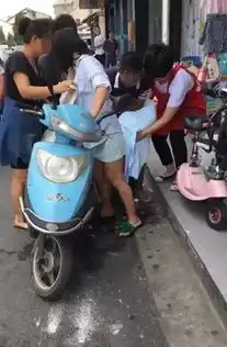昂布理哇伯孕妇骑车突然停下站起来淡定生娃