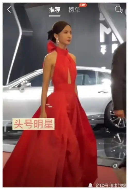 金晨走红毯像把自己包装成了礼物,网友这么美的背该拔个火罐