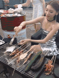 gif搞笑趣图姑娘,让他下来吧自己走,毕竟那么重