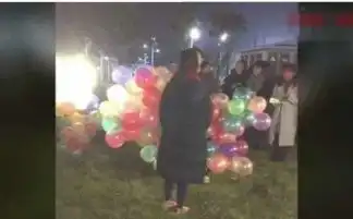 男子抱气球表白女友失败,没想到却被围观女孩看上,网友在一起