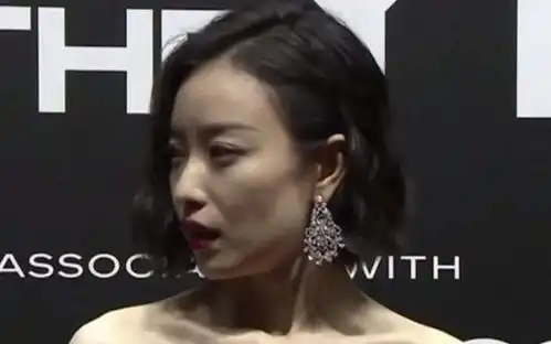 女星顶寒风走红毯吃尽苦头,倪妮表情绝望,孟美岐冷到下巴发抖