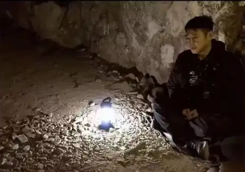 李连杰现身五台山祈福,盘坐在山洞表情恭敬,满头黑发显年轻