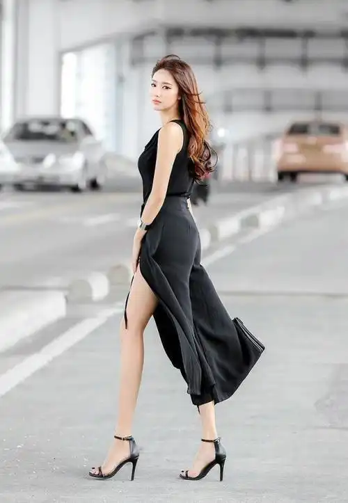 黑裙高挑美女,肤白貌美,长腿吸睛