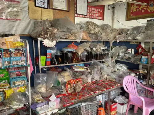 九号查酒有商铺违规售卖自制酒水突击检查龙华区一市场