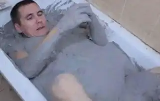 一男子纯粹为了好玩,将水泥泡澡,结果意想不到的事情发生了