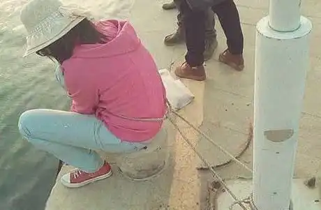 搞笑图片幽默段子笑话哈哈哈,大姐你是有多怕掉到海里去啊