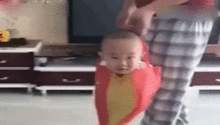 爆笑gif妹子,你得给大叔留点缓冲的余地,这动作对他来说有难度
