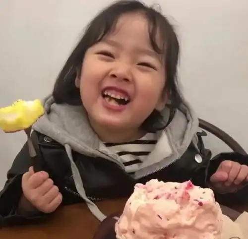 这个被你用来做表情包的小姑娘,这次又双叒叕火了