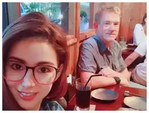 周杰伦带老丈人逛集市,看到昆凌爸爸的表情,网友半个儿子