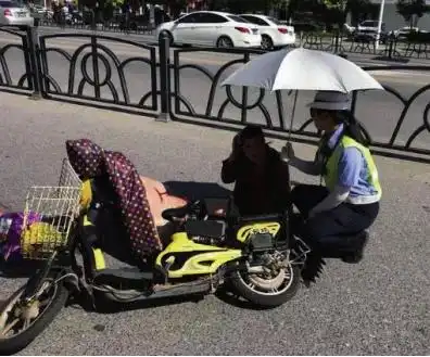 电动车主称摔倒在地紧急避险,摩托车主称原地未动与我何干