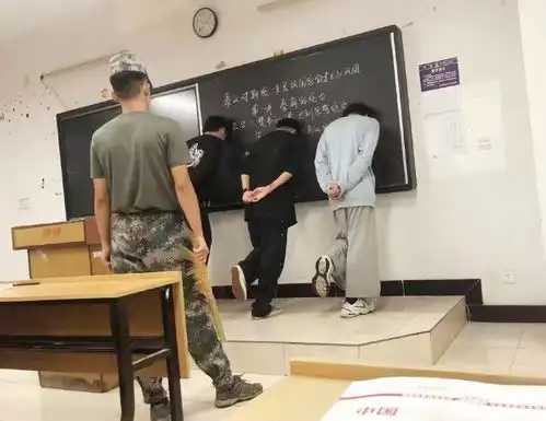 搞笑图片教室里罚站,教官像家里管教孩子一样,拿起笤帚疙瘩