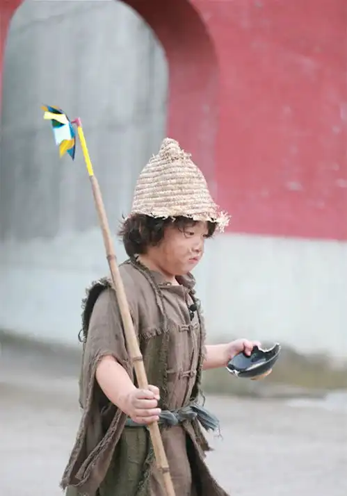 邹市明爱子小胖轩变身乞丐表情花样耍萌态