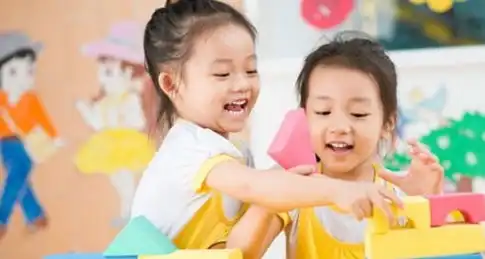 孩子早上学和晚上学哪个好让孩子晚一年去,孩子会更幸福
