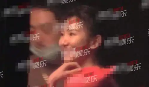 毛晓彤深夜与小鲜肉回公寓,两人背情侣包热聊,关系惹猜疑