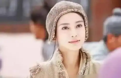 同是演乞丐,周星驰用手抓饭,黄渤牙齿发黄,杨颖这是来搞笑的吧