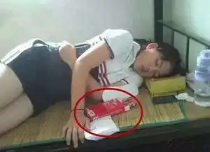 搞笑gif趣图妹子,这镂空的裤子谁设计的穿上街不怕有人误会