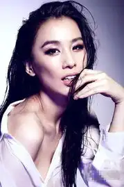 黄圣依秀嫩美肌肤玩湿身诱惑事业线若隐若现
