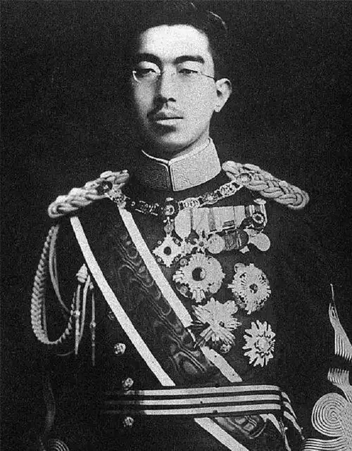 二战日本投降后,裕仁天皇为保住小命,给了麦克阿瑟什么好处