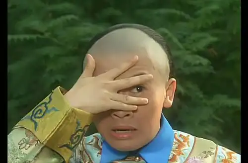 杨洋模仿五阿哥让我看看表情包,邓紫棋带团队游迪士尼吃超大火鸡