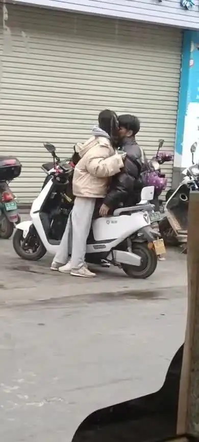 抽两包烟也没想通输在哪里,把车卖了换个电动车