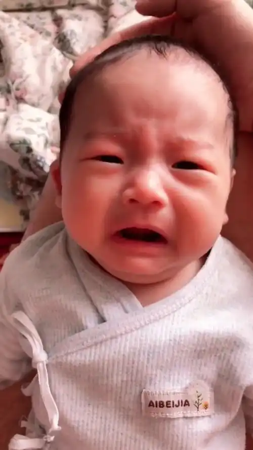 小宝宝一直在哭,这表情好委屈,让人看了真心疼