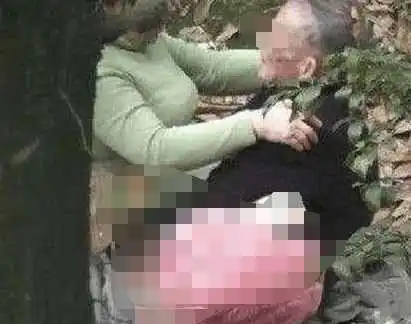 农村中年妇女路边卖淫,做空巢老人生意,小树林干不雅之事