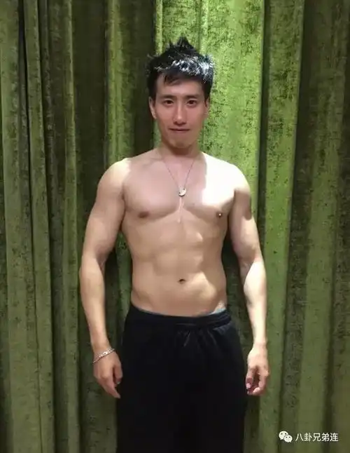 用四个月时间轻松减脂,胸肌发达腹肌漂亮人鱼线宛如雕刻
