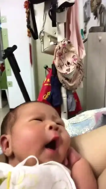 一看小宝宝的表情就知道不对劲