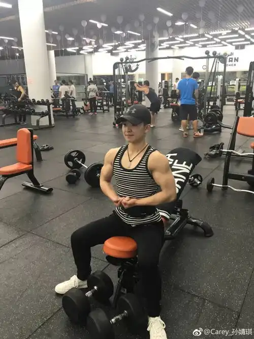 中国最帅女教练爆红网络,身材碾压肌肉男