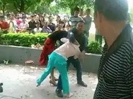 搞笑gif图大妈真是胆子大,都敢随便躺在老虎身边睡觉