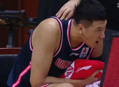 cba再现马上腿刘晓宇凌空飞踹杜润旺还满脸笑容,杜锋怒了