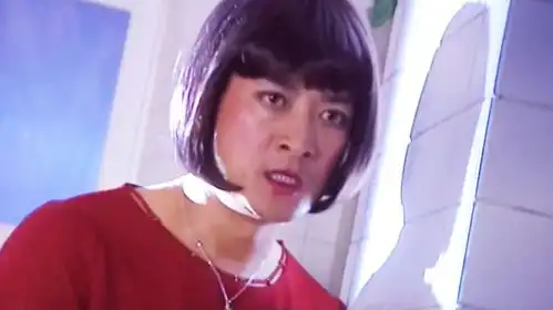 老色批男扮女装进公厕行凶,清纯少女无辜被侵害,现场触目惊心呐