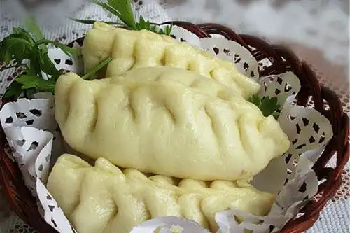 荠菜酱肉秋叶包