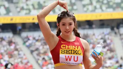 细品赛场破亚洲赛季纪录夺冠,有谁注意吴艳妮微表情,她成熟了
