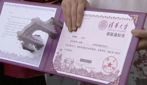 30岁女子边工作边带娃收到博士录取通知厉害湖南56岁妈妈学姐收到博士录取通知书