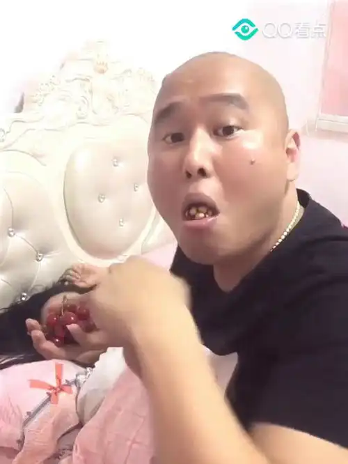 老公用樱桃子恶搞媳妇,悲催了,太逗了