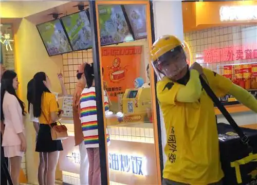 别出心裁,炒饭日记带来的人气,他的小店从此走向火爆