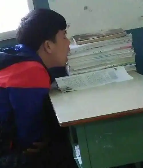 代表建议出台教师统一着装规范,老师服装算了,还是多发点钱吧
