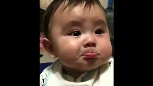 爸爸摸了一下小宝宝的头,接下来宝宝委屈扁嘴的表情太逗了