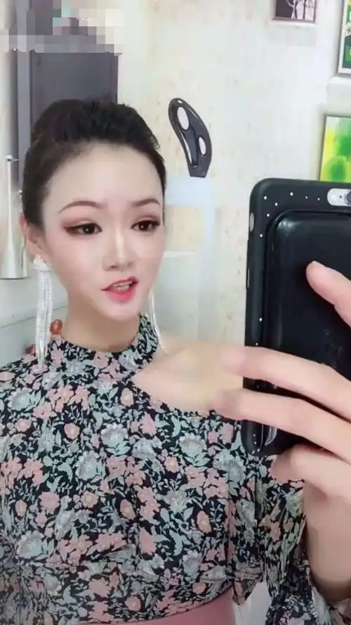 抖音小姐姐火了,跟网恋对象视频结束后卸妆,网友网恋有风险