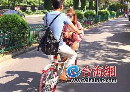 厦门共享单车被野蛮使用出了新花样车篮载人