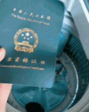 爆笑gif趣图老大爷和美女跳广场舞,这表情亮了