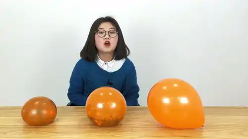 用激光笔照射装有水宝宝的气球,会发生什么呢很有趣