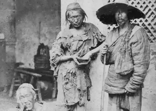 1874年的清朝图1北京乞丐上街讨饭,图2湖北官员出行排场很大
